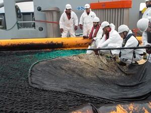 سفن فرنسية وإسبانية تواصل احتواء تسرب نفطي في خليج بسكاي