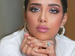 تتمتع بلقيس بذوق رفيع في اختيار أزيائها
