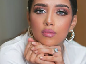 تتمتع بلقيس بذوق رفيع في اختيار أزيائها
