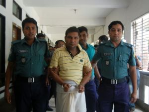 احد المشتبهين في قبضة الشرطة
