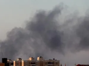 دخان يتصاعد فوق منطقة اشتباكات بين قوات موالية للحكومة وجماعات لديها صلات بجماعة أنصار الشريعة في بنغازي 

