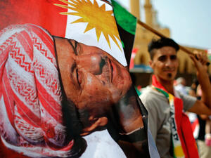 موالون لبارزاني يحرقون مقرين لحزبيين في دهوك