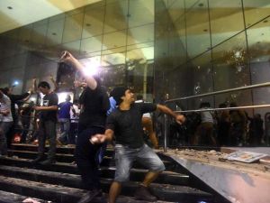 دعا كارتيس إلى الهدوء ورفض العنف في بيان نٌشر على تويتر 
