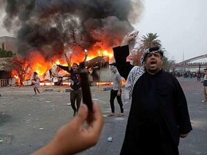 واستهدف المتظاهرون مقار ومبان حكومية وحزبية منذ تأجج التظاهرات الاثنين.