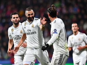 بنزيمة (يسار) يحتفل بهدفه له مع زميله بايل