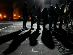 مهاجرون ولاجئون ينتظرون تسجيل اسمائهم في احد مخيمات برلين