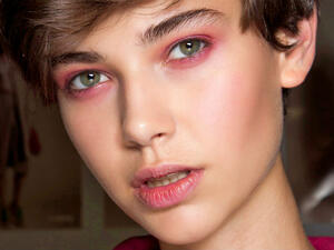 واكبي موضة الربيع مع ظلال العيون الوردية 