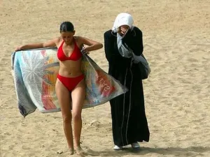 شجار عنيف يحظر "البوركيني" ببلدة فرنسية ثالثة