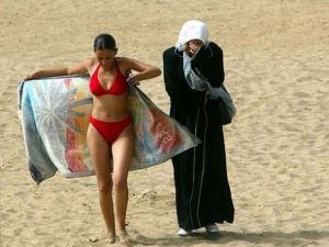 شجار عنيف يحظر "البوركيني" ببلدة فرنسية ثالثة