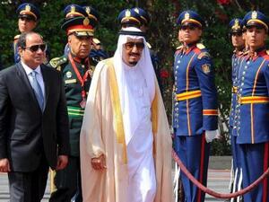 الرئيس المصري عبد الفتاح السيسي (إلى اليسار) مع العاهل السعودي الملك سلمان بن عبد العزيز في القاهرة يوم الخميس
