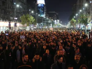 آلاف المتظاهرين في بوخارست يطالبون الحكومة بالاستقالة بعد كارثة الملهى الليلي