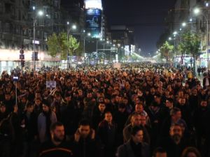 آلاف المتظاهرين في بوخارست يطالبون الحكومة بالاستقالة بعد كارثة الملهى الليلي