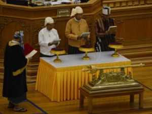 رئيس بورما الجديد يؤدي اليمين في انتقال تاريخي للسلطة
