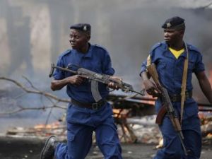 رجلا شرطة يقفان بجوار متراس خلال احتجاج في بوجومبورا
