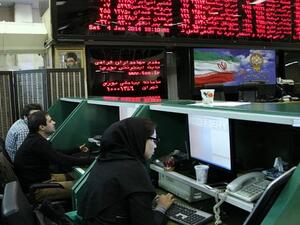 إجراء جديد من المركزي الإيراني لإنقاذ الريال
