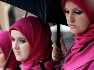 Bosnia has become a favored destination for Arab tourists and investors alike.  In the photo: Bosnian women take cover from the rain under umbrellas in Sarajevo, on January 15, 2014. (AFP) Bosnia has become a favored destination for Arab tourists and investors alike.  In the photo: Bosnian women take cover from the rain under umbrellas in Sarajevo, on January 15, 2014. (AFP)