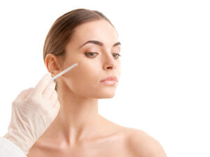 يستخدم البوتكس لرفع الحاجب ورفع الجفن العلوي المتهدل بدون جراحة. 