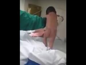 طفلة ولدت وهي "تمشي" 