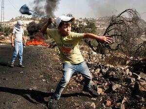 ينظم الفلسطينيون مسيرات مناهضة للاستيطان والجدار الفاصل في عدد من القوى والبلدات بالضفة