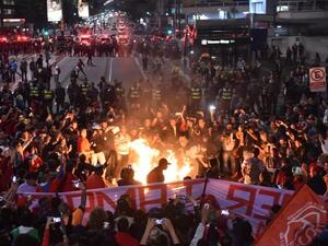 أنصار ديلما روسيف اشتبكوا مع الشرطة احتجاجا على إقصائها - ا ف ب
