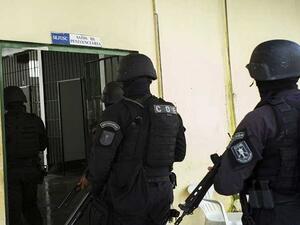 اعتقلت الشرطة شخصا واحدا وحددت خمسة مشتبه بهم آخرين في هجوم يوم السبت 