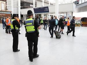 أصيب في حادث الطعن امرأة ورجل وشرطي