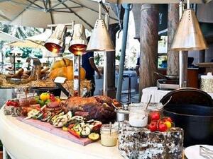 بإمكان الزوار والضيوف قضاء امتع الأوقات وسط الحدائق والمسابح واشجار النخيل الوارفة الظلال. والاستمتاع بالاطباق الشهية  .