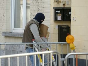 رجل شرطة بلجيكي امام شقة قتل فيها بلقايد
