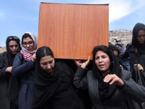 مئات يشيعون امرأة قتلها حشد واحرق جثتها في افغانستان