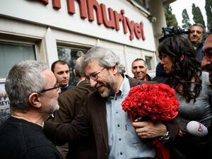 Employees of the Cumhuriyet daily greet their editor-in-chief Can Dundar  after being freed from prison pending trial on February 26, 2016 at Cumhuriyet's headquarters in Istanbul. (AFP/Ozan Kose)