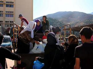 Syrian refugees gather their belongings in the southern Lebanese village of Shebaa as they prepare to return to Syria on August 13, 2018 (AFP/Ali DIA)