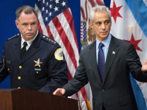 رئيس بلدية شيكاغو رام مانويل وقائد شرطتها غاري مكارثي
