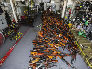 شهد النزاع تصعيدا جديدا مساء الاحد حيث أعلن التحالف رصد سبعة صواريخ بالستية أطلقها الحوثيون