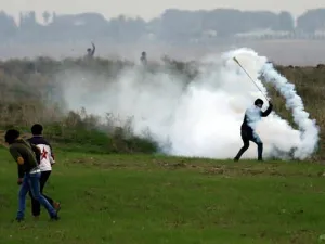Palestinian protesters clash with Israeli forces near a border fence east of Gaza City on December 29, 2017 (AFP) 