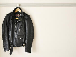 جاكيت الجلد يلبس خلال فصل الشتاء للوقاية من البلل
