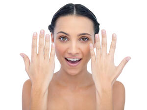 يجب إزالة الأوساخ من تحت الأظافر بشكلٍ مُنتَظم
