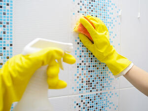 نظفي السيراميك باستخدامكِ قماش ناعم
 نظفي السيراميك باستخدامكِ قماش ناعم