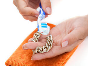 يمكنك تنظيف ذهبك عن طريق معجون الأسنان

