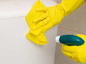 تنظيف الأرضية والحوض باستخدام الدوش ومواد التنظيف المناسبة
 تنظيف الأرضية والحوض باستخدام الدوش ومواد التنظيف المناسبة