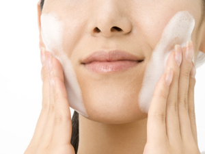 وتقشير الوجه وسيلة فعالة لصحة ونضارة بشرتك وتألقها