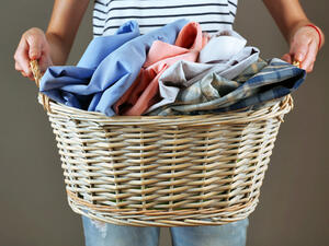 بعد عصر ملابسك في غسالة الملابس وقبل أن تقومي بالنشر قومي بنفضها عدة مرات