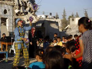 A clown entertains children in Gaza City, July 8 2015.  (AFP/Mohammed Abed)