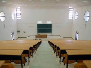 السجن لأستاذ جامعي ارغم طالبا على تناول براز