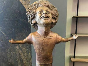 The sculptor of a displayed statue of Egypt’s golden boy and football player, Mohamed Salah that looks nothing like him suffered gravely from the negative feedback. (Source: coral - Twitter)