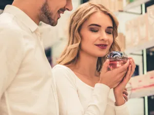 العطر له تأثير ساحر على العلاقة الحميمة