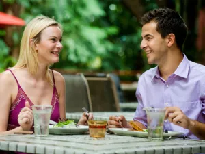 عليكِ احترام زوجكِ، وإطاعتهُ لفرضِ احترامهِ لكِ