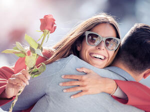 تعتبر الرومانسية جزء هام من كل علاقة، وأمنية كل سيدة