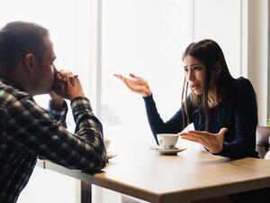 يجب على أي شخص الحذر من الكلمات التي يتفوّه بها في حالة العصبيّة 
 يجب على أي شخص الحذر من الكلمات التي يتفوّه بها في حالة العصبيّة