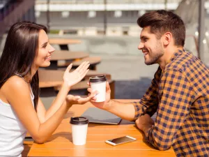 الرّجل يحبّ من زوجته أن تكون ذكيّةً وتفهمه بالإشارة

