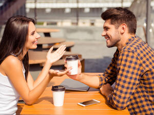 الرّجل يحبّ من زوجته أن تكون ذكيّةً وتفهمه بالإشارة

